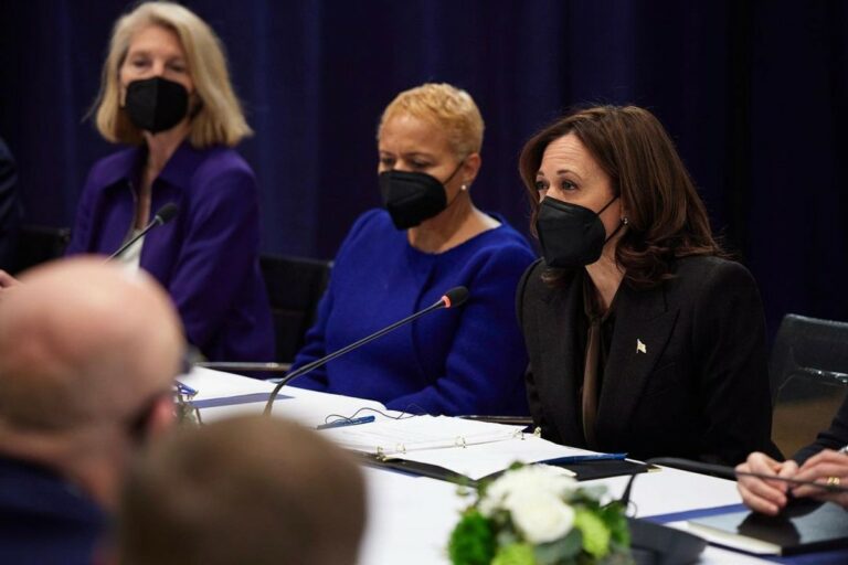 Kamala Harris: példátlan büntetést kap Oroszország, ha megtámadja Ukrajnát
