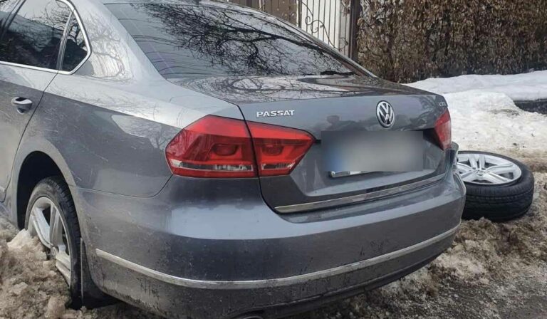 Lopott autóval okozott balesetet egy férfi Középapsán