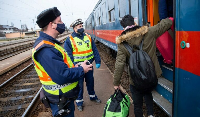 Ukrajnában tanuló és ott élő külföldiek érkeznek Záhonyba