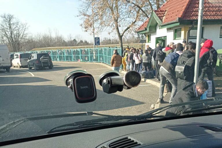 Sok kárpátaljai gyalogosan kel át a magyar-ukrán határon