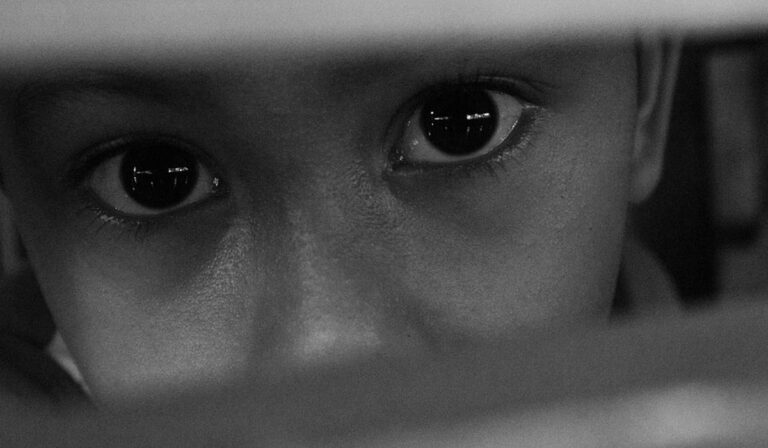 gyerek ijedt félelem