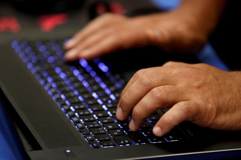 Életbe lépett az online tér biztonságát fokozó EU-jogszabály