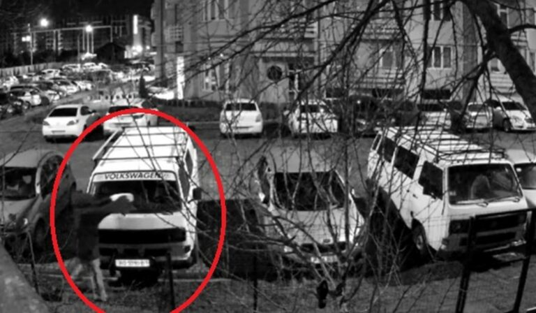 Két kisbuszt gyújtott fel egy ismeretlen Ungváron