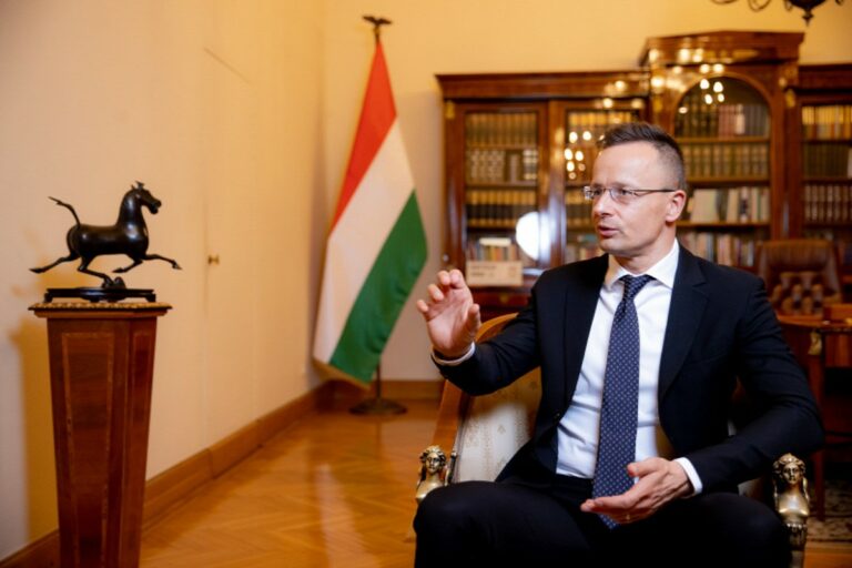 Szijjártó: fokozatos szankciókat léptetnek életbe Oroszországgal szemben