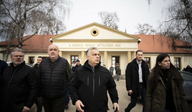 Orbán Viktor a bajba jutott családokkal találkozott Beregsurányban
