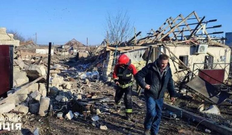 Légicsapások érték Mikolajivot és Bastankát