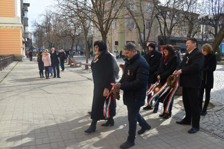 Quiet wreathing in Beregszász in memory of March 15