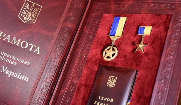 Zelenszkij „Ukrajna hőse” címet adományozott hat katonának