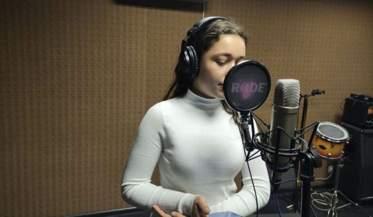 Felhangolva: Albrecht Katalin karmester, zongorista és énekes