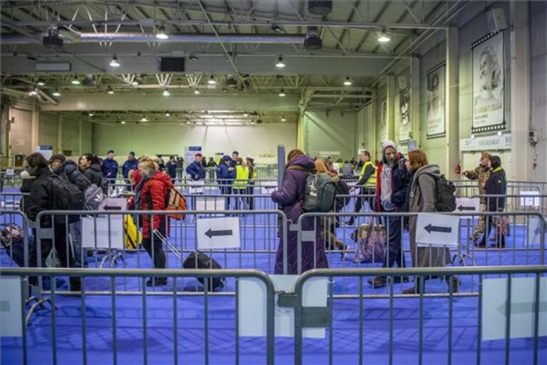 Humanitárius tranzitpont nyílt a BOK csarnokban