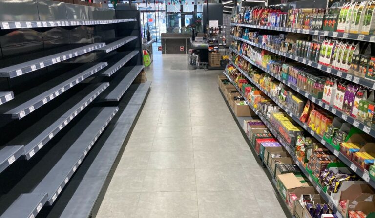 Nagy-Britanniában kivonják az orosz termékeket a boltok polcairól