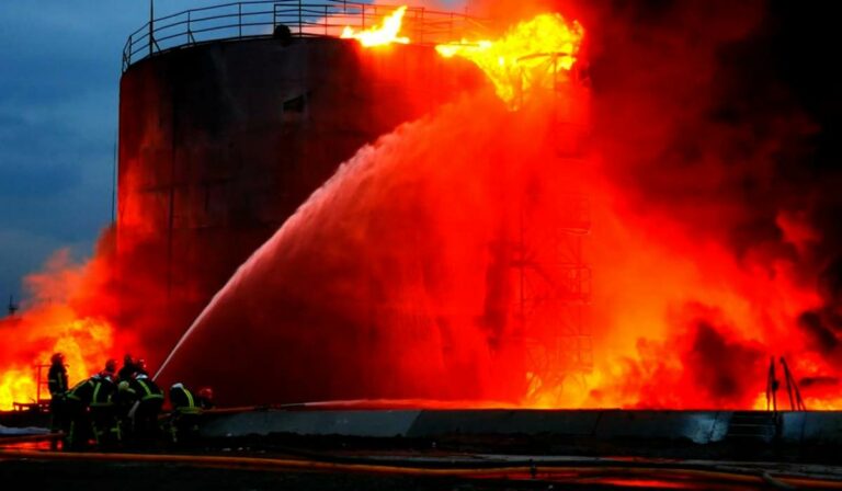 Teljesen megsemmisült a lembergi és a dubnói olajraktár
