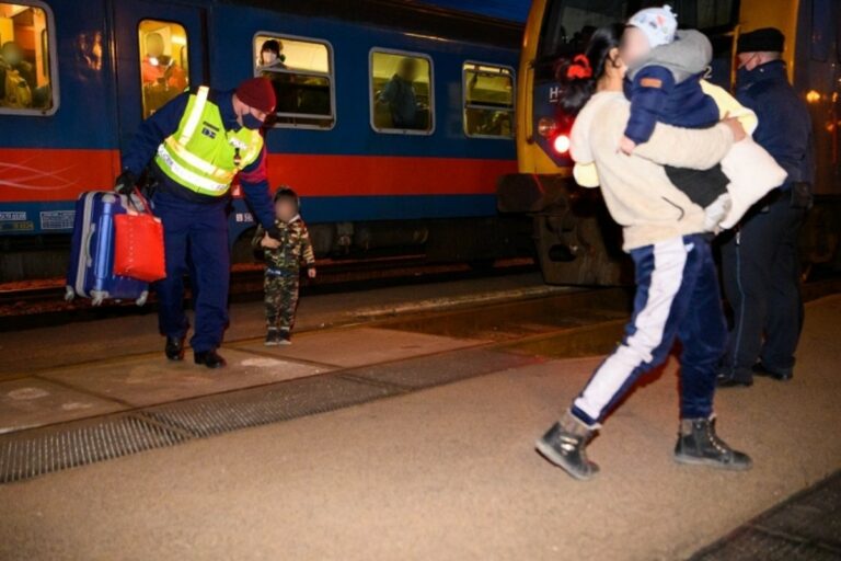 Csaknem 11 ezren érkeztek Ukrajnából vasárnap Magyarországra