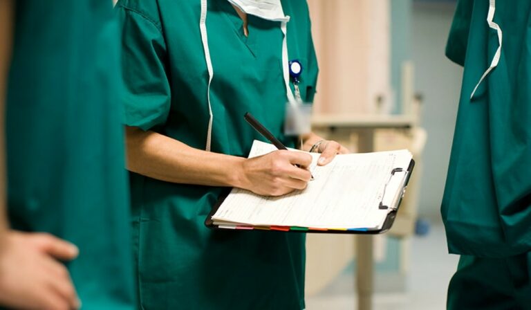 Több mint 500 külföldi egészségügyi dolgozó kész segítséget nyújtani Ukrajnának