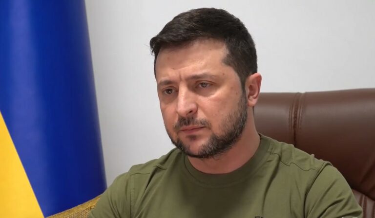 Oroszország teljes nemzetközi elszigetelését kérte Zelenszkij bukaresti beszédében