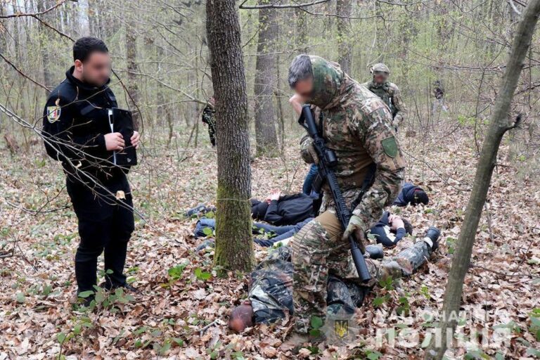 Katonaköteles férfiakat juttatott át a határon egy bűnszervezet Kárpátalján