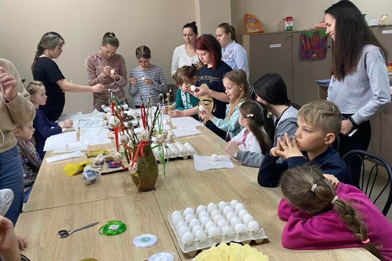 Пасхальні заняття організували для переселенців у Закарпатському угорському інституті ім. Ференца Ракоці II.