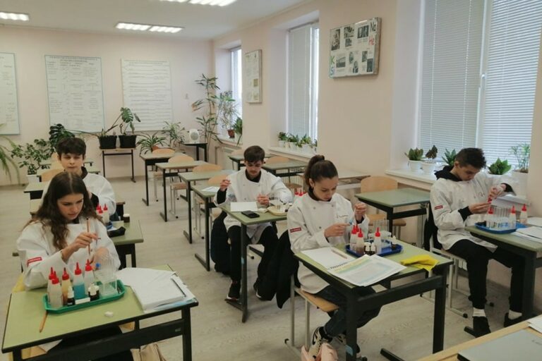Megtartották a biológia, kémia, földrajz tehetséggondozó program második hétvégéjét