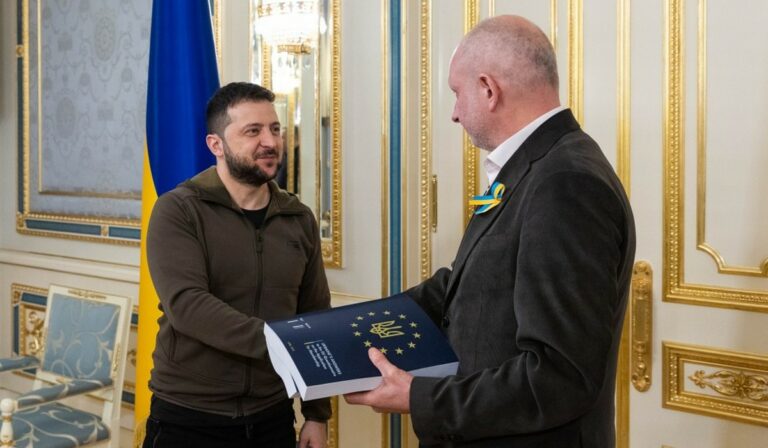 Zelenszkij átadta az uniós csatlakozási dokumentumokat