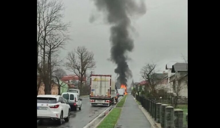 Kigyulladt egy teherautó a Kijev–Csap autóúton Lembergben