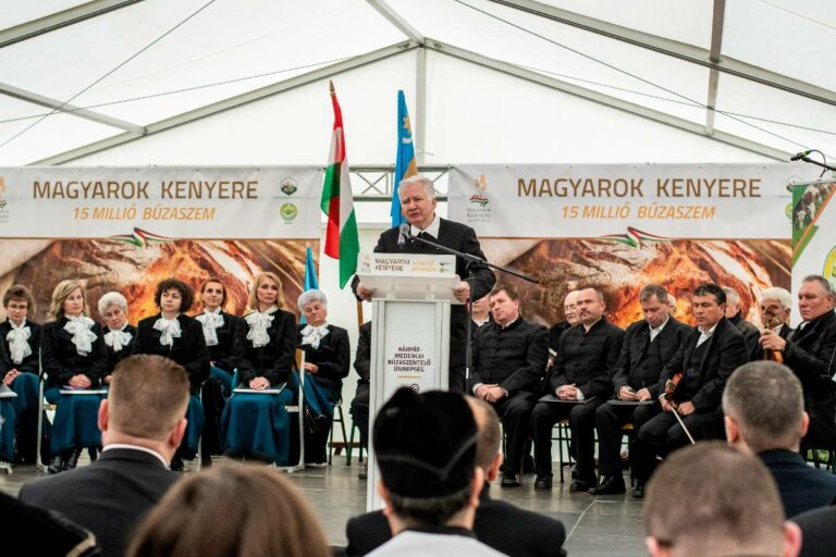 Idén is a sarjadó búza megáldásával indult el a Magyarok Kenyere program