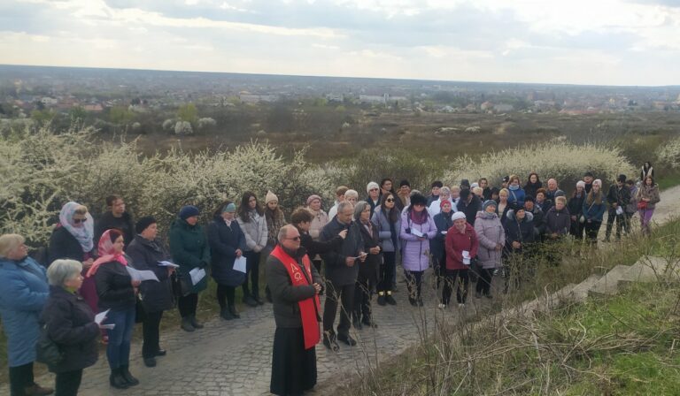 Szabadtéri keresztút a békéért