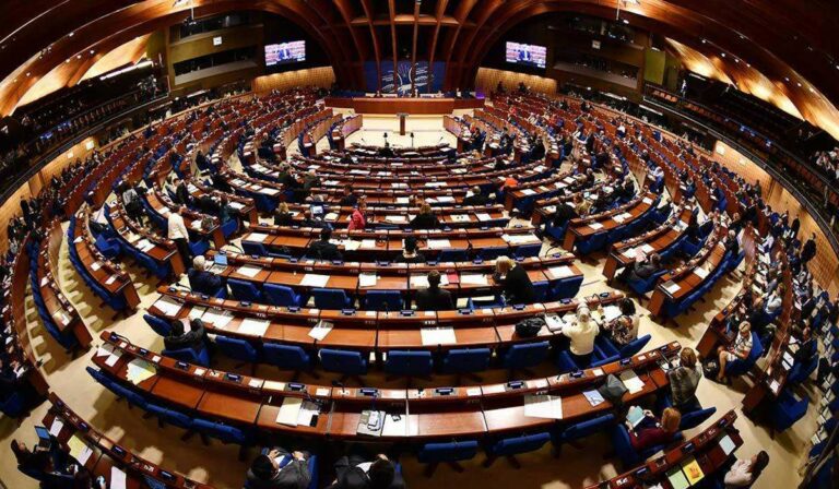 Az EP teljes embargót kér az orosz olaj-, szén-, nukleáris üzemanyag- és gázimportra