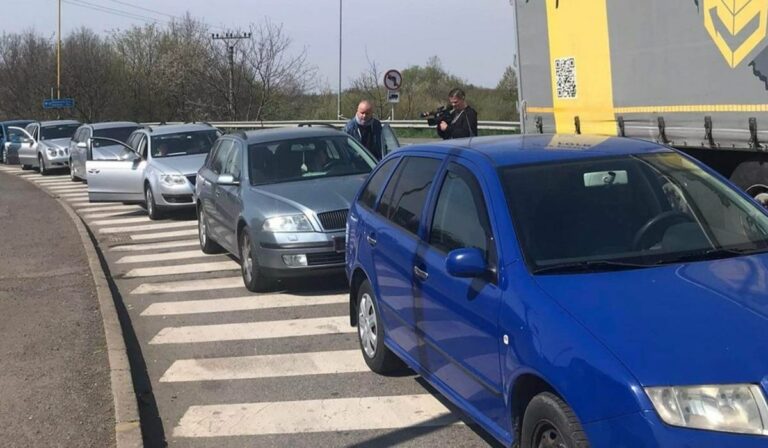 Torlódás két kárpátaljai határátkelőhelyen
