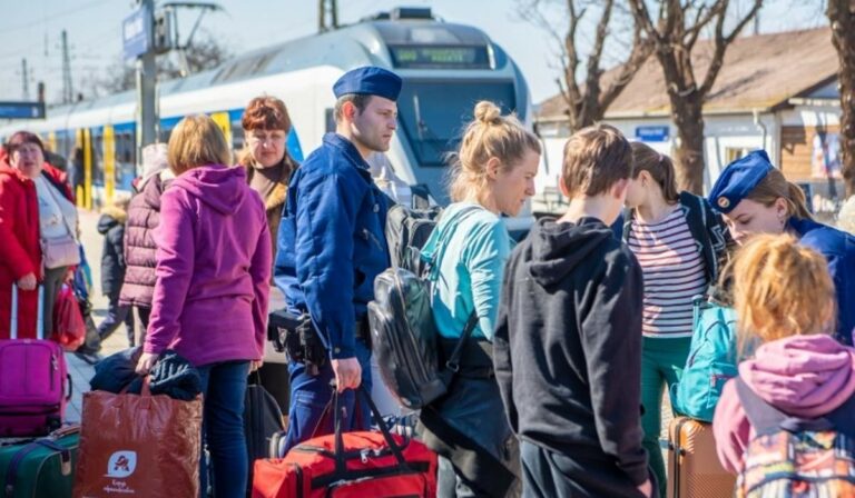 258 menekülőnek segítettek a humanitárius tranzitponton vasárnap