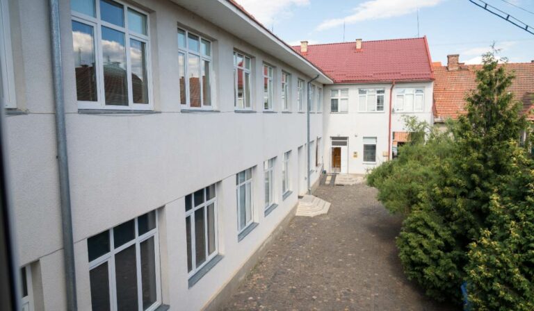 A Munkácsi Szent István Líceum munkatársat keres