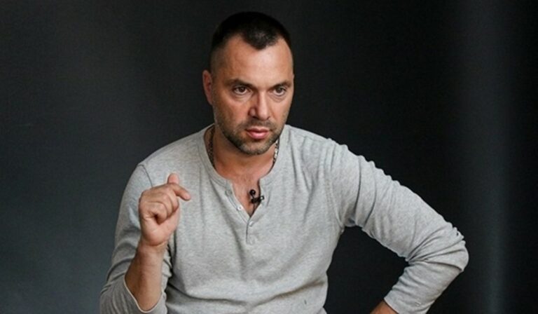 Aresztovics: az oroszok kelet-ukrajnai területeket támadnak