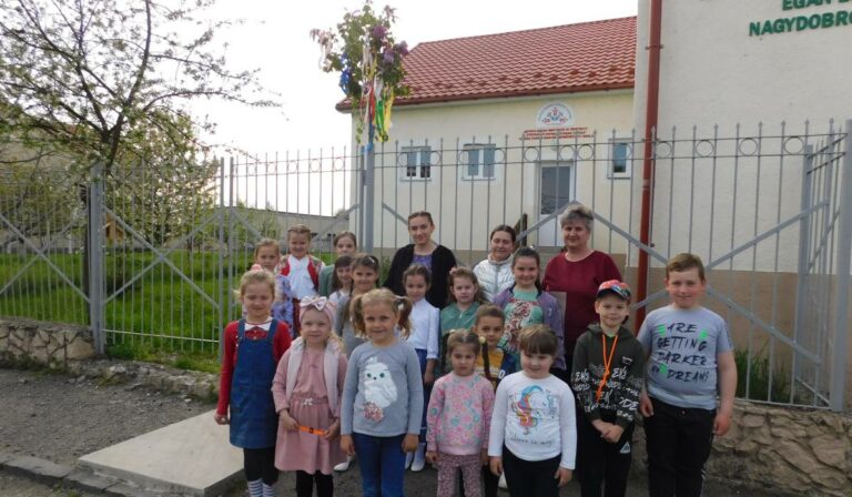 Májusfaállítás és népi játékok a nagydobronyi Tulipán Tanodában