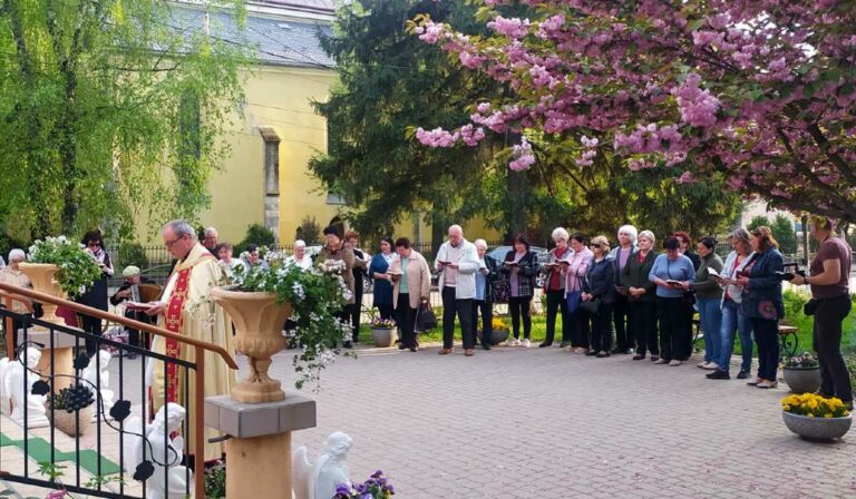 Szabadtéri májusi ájtatosság a békéért