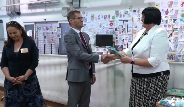 Kárpátaljai tankönyvadomány budapesti ukrán menekült gyerekeknek