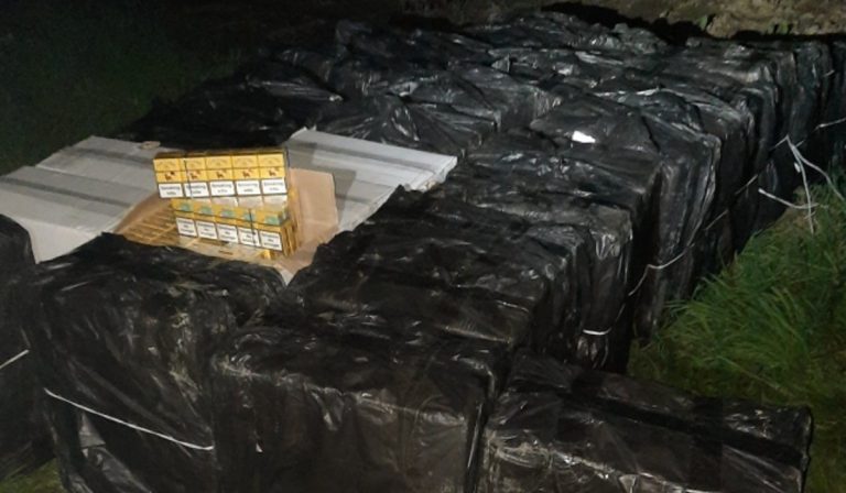 Gumicsónakban csempésztek cigarettát a Tiszán