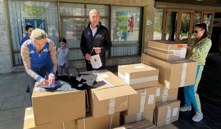 До Ужгорода прибула чергова партія допомоги спортивного одягу