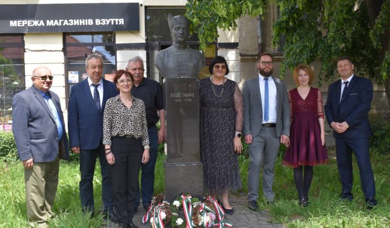 Koszorúzással emlékeztek a zászlóbontásra Mezőváriban és Beregszászban