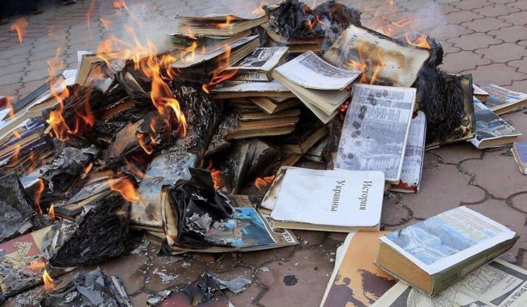 Ukrán történelemkönyveket égettek a megszállók