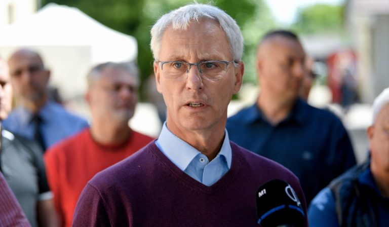 Soltész: tovább működik az öt segítségpont a magyar-ukrán határon