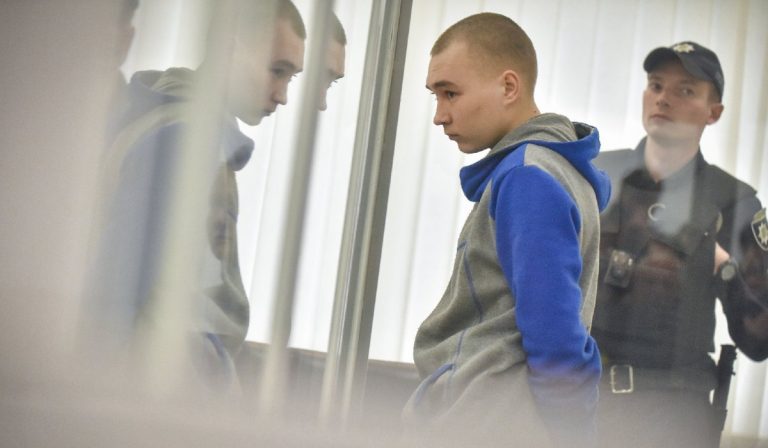 Életfogytiglanra ítélte az ukrán bíróság a háborús bűnnel vádolt orosz katonát
