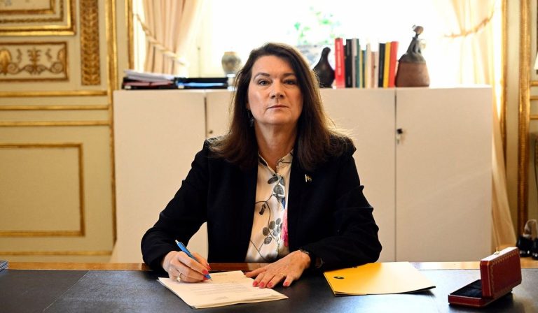 Aláírta Svédország hivatalos NATO-csatlakozási kérelmét a svéd külügyminiszter