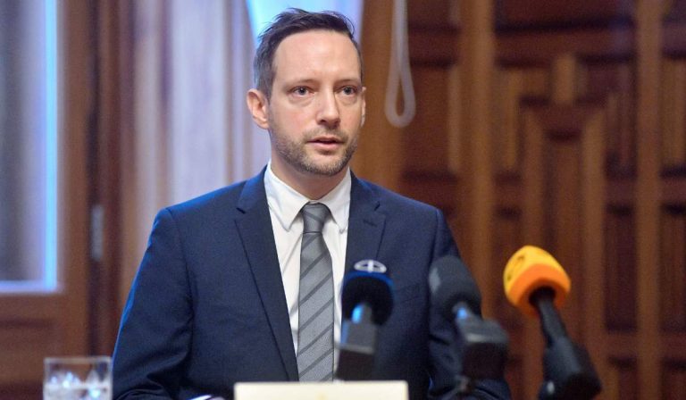 Azbej Tristan: Magyarország támogatja az ukrán menekülteket