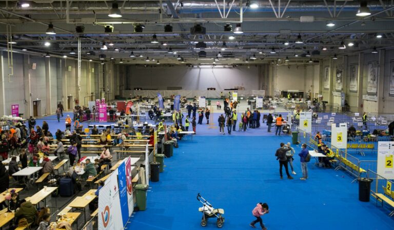 Több mint 400 menekülőnek segítettek a humanitárius tranzitponton kedden