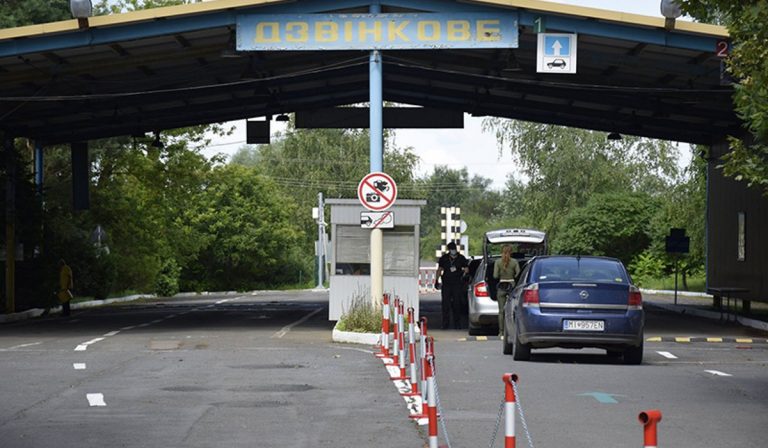 Határhelyzet: továbbra is szünetel az átléptetés Kaszonynál, Harangláb is áll