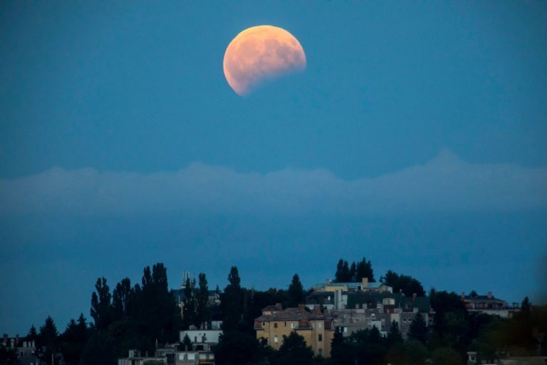 Magyarországról is látható lesz a teljes holdfogyatkozás