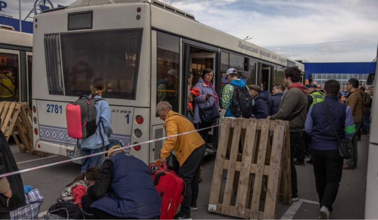 Négy humanitárius folyosó nyílhat szerdán Mariupolban