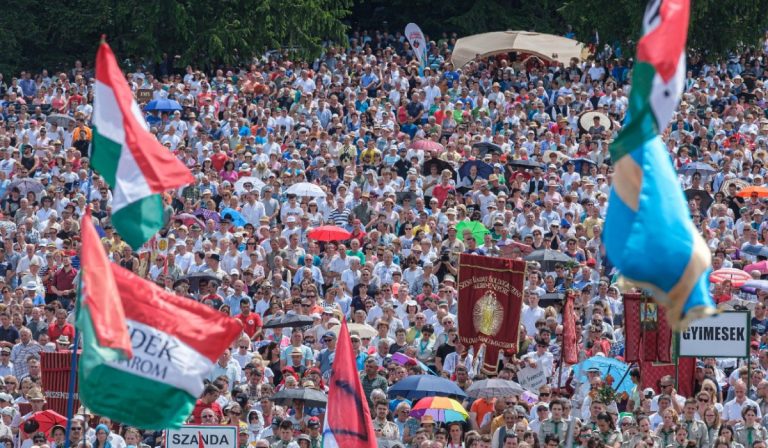 Százezrek töltötték meg a hegyoldalt a csíksomlyói búcsún