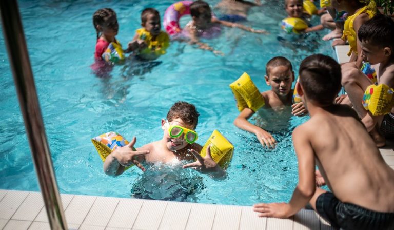 A háború elől menekült családoknak szervez tábort az MRSZ
