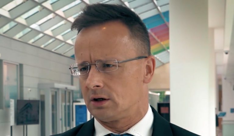 Szijjártó: őrült ötlet a karbonadó bevezetésére vonatkozó elképzelés