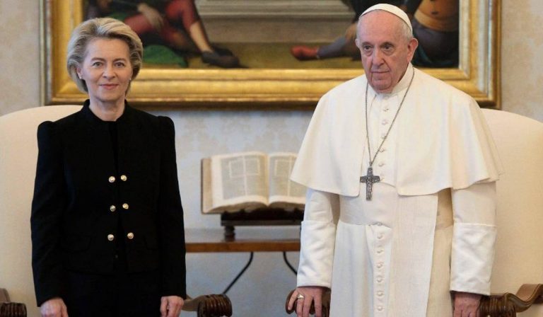 Ferenc pápa és Ursula von der Leyen találkozójukon a háború befejezését sürgették
